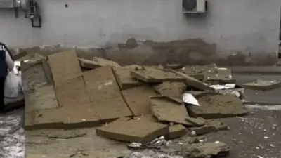 В Атырау сильный ветер сносит крыши и облицовку домов