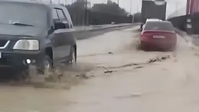 В Петропавловске устраняют последствия утреннего ливня: затопило подвалы зданий и дороги