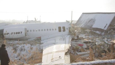 Семье пилота самолёта Bek Air, потерпевшего крушение под Алматы, выплатят 4 млн тенге из резерва правительства