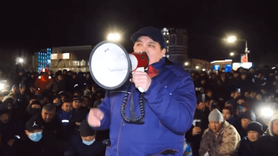 Аким региона Нурлан Ногаев общается с митингующими / Кадр из видео