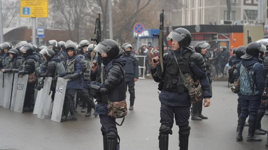На пересечении Толе би и Момышулы / Фото Informburo.kz