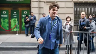 Магнус Карлсен выставил на аукцион свои "запрещённые джинсы". Цена уже превысила 3,7 млн тенге 