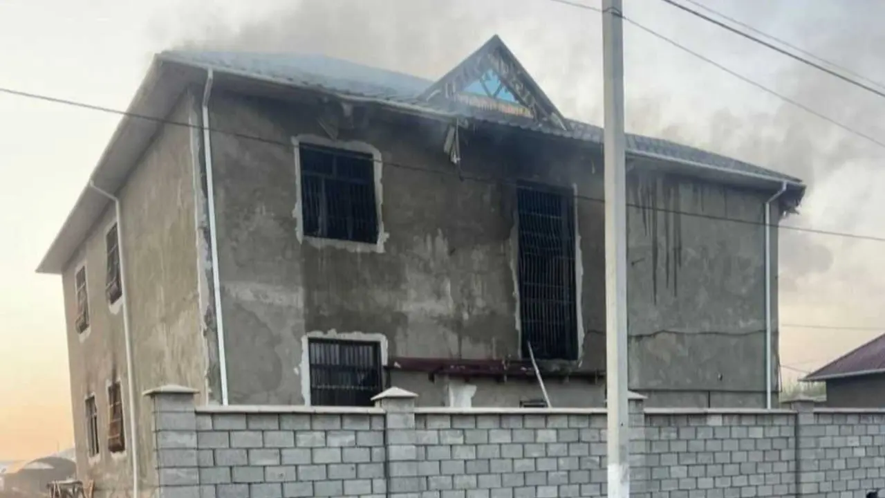 Дом, в котором произошёл пожар / Фото Informburo.kz 