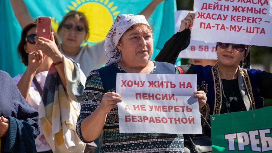 Женщина на митинге в Нур-Султане за снижение пенсионного возраста / Фото Informburo.kz