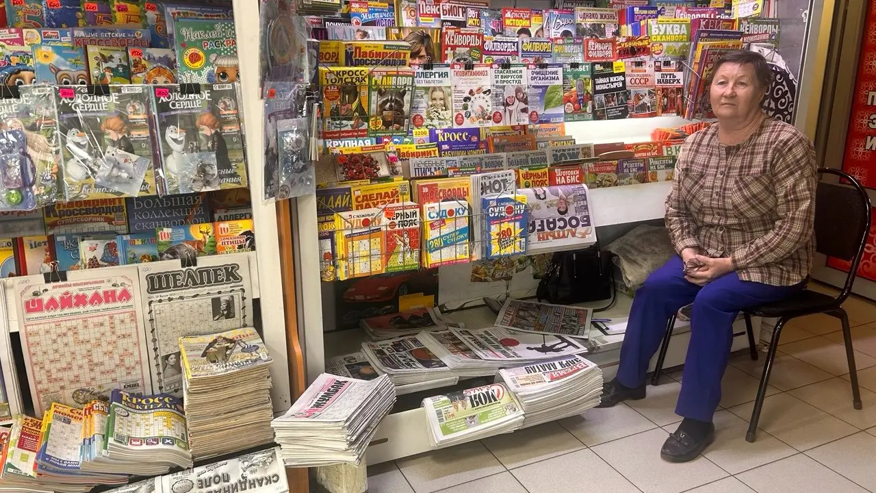 Пенсионерка из Астаны Галина Чернецкая торгует газетами и журналами в торговом доме