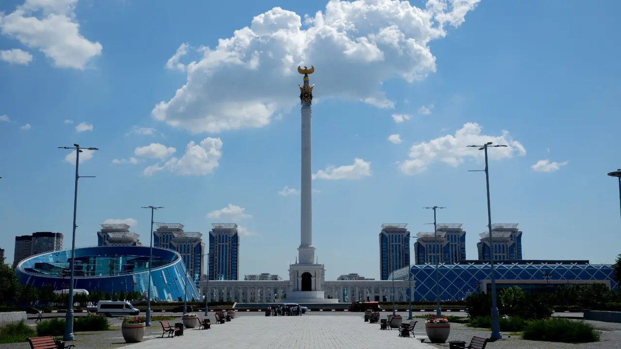 Вид со стороны Пирамиды на площадь Независимости в Астане / Фото Informburo.kz