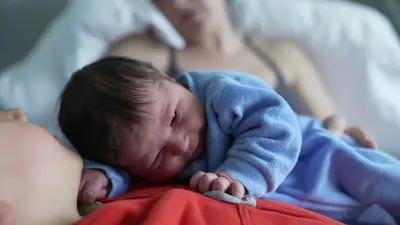 Тёплые встречи из роддома матерей-соло. Необычную идею алматинки подхватили в разных странах