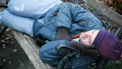 "На скамейке, где лежишь ты, нет свободных мест". Наркологи ожидают наплыв пациентов к середине января