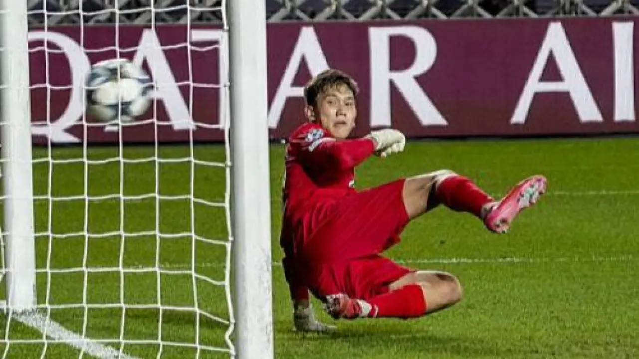 18-летний вратарь "Кайрата" Шерхан Калмурза / Фото Sports.kz