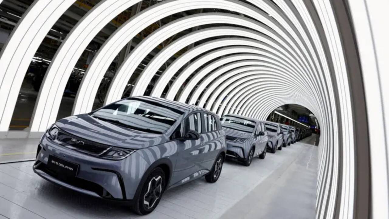 В прошлом году китайская BYD впервые сместила американскую Tesla с первого места в рейтинге самых продаваемых электромобилей в мире / Фото Reuters