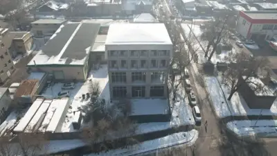 Четырёхэтажный самострой начали сносить по решению суда в Алматы