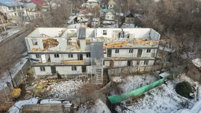 Надстроенный этаж жилого дома сносят в Алматы