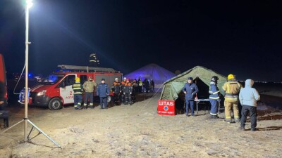 Крушение самолёта близ Актау: глава МЧС Азербайджана наградил казахстанских спасателей