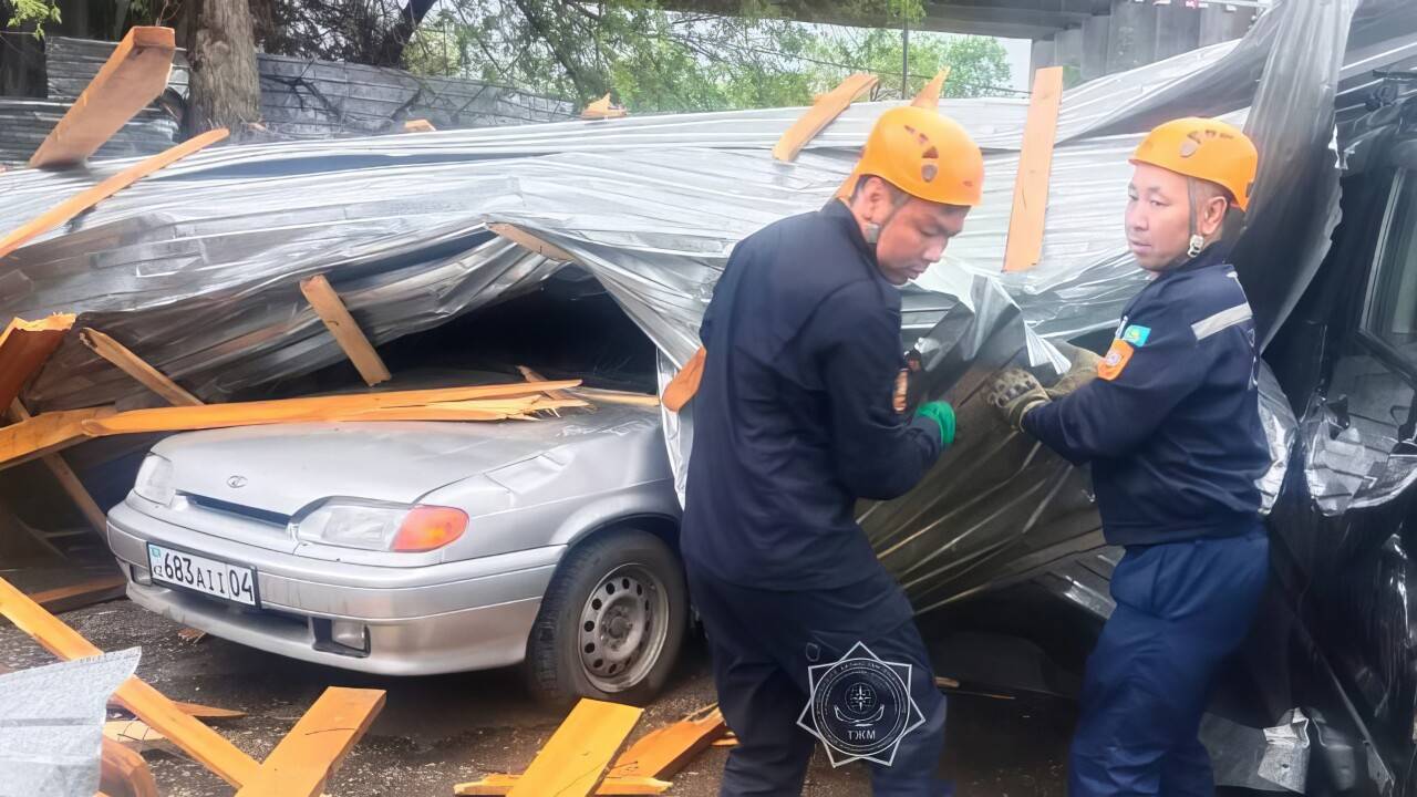 В Актобе ветром снесло крышу складского здания / Фото пресс-службы МЧС РК