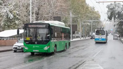 Почти половина пассажиров в Алматы не оплачивает проезд в автобусах