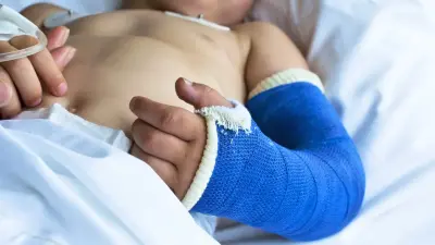 Двоих детей выбросили из окна в Жамбылской области: подозреваемую задержали