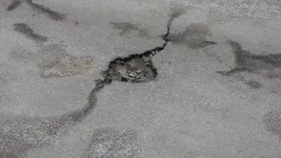 Аким района Алматы, получивший выговор за провал асфальта, пообещал усилить контроль над качеством работ