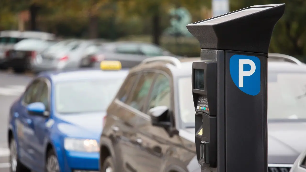 Водители Алматы жалуются на отсутствие терминалов для наличной оплаты за парковку