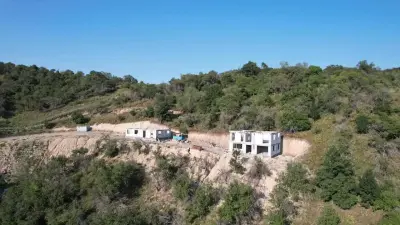 Срезали склоны для прокладки дороги: два незаконно строящихся дома снесли в горах Алматы