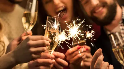 Коротко и эмоционально. Как говорить тосты, чтобы не было неловко и банально 