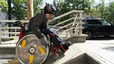 Рискуете сломать пальцы. Почему пандусы в Алматы по-прежнему недружелюбны к людям с инвалидностью