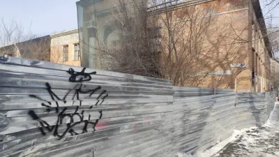 Памятник истории в режиме ожидания. Почему реконструкция заброшенной больницы в центре Алматы откладывается