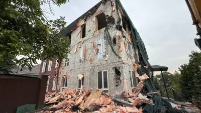 Трёхэтажный дом сносят в Алматы по решению суда