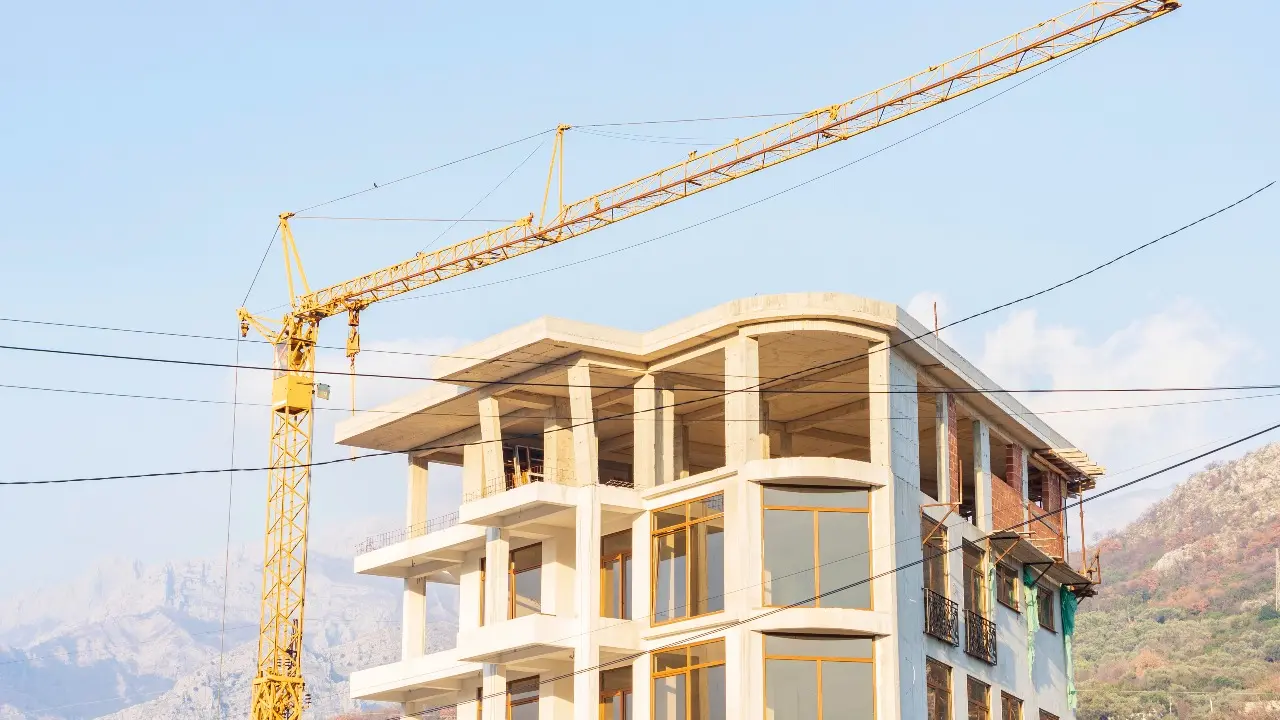 Каркас одного здания вместо шести башен ЖК: 1 млрд тенге лишились дольщики в Абайской области