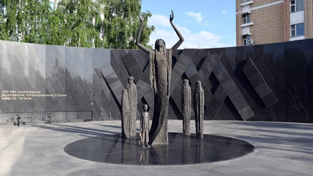 "1932-1933 жылдардағы ашаршылық құрбандарына тағзым" монументі | Фото: Ақорда