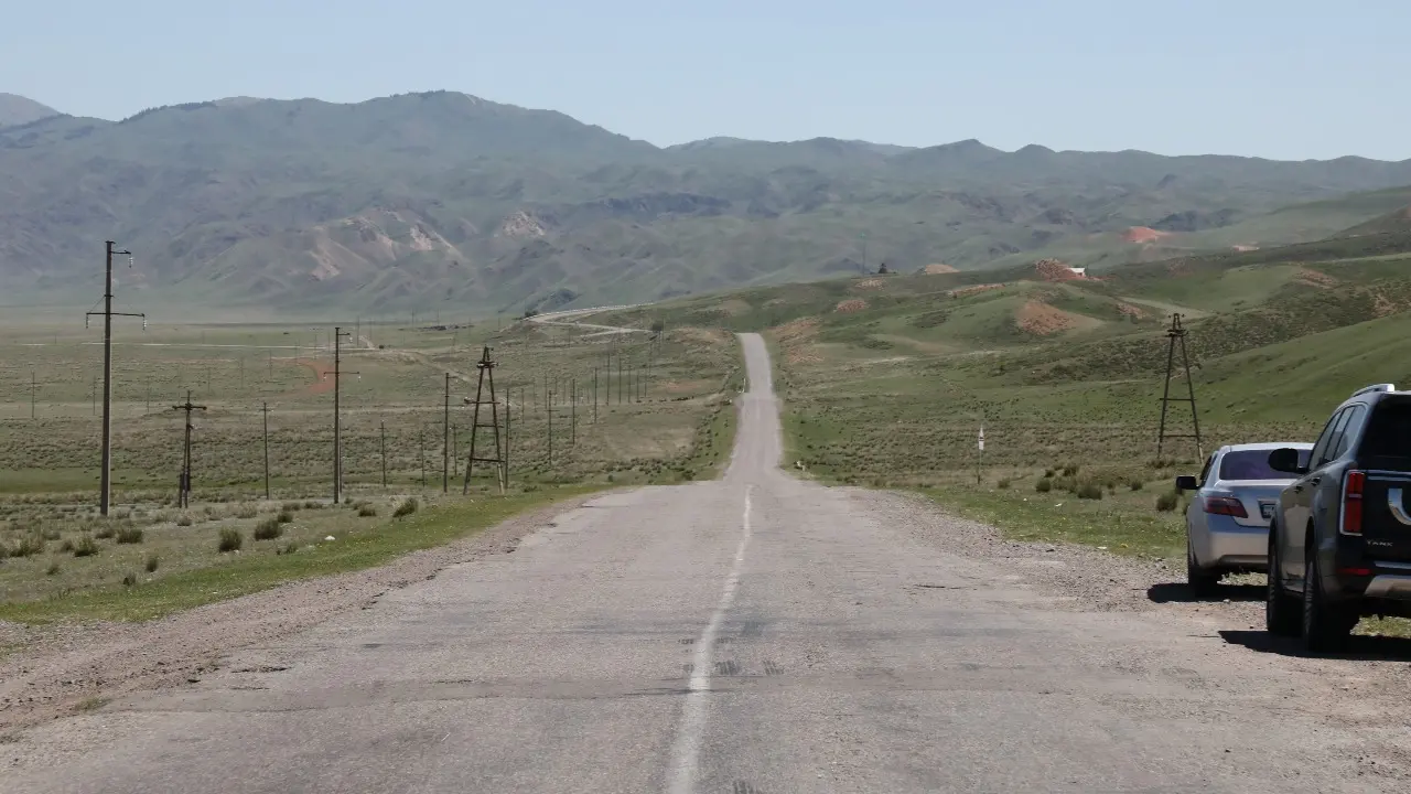 Алматы облысы Райымбек ауданындағы республикалық маңызды жолдың бөлігі. Фото: Самат Құсайынұлы