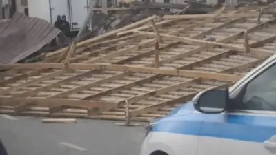 Ветер сорвал крышу торгового центра в Мангистауской области 