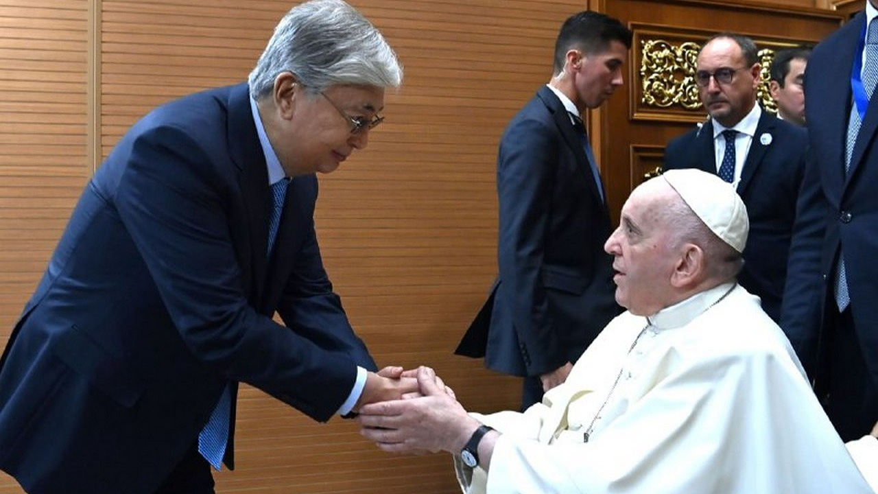 Касым-Жомарт Токаев и Папа Римский во время VII Съезда лидеров мировых и традиционных религий в сентябре 2022 года / Фото "Борт №1"