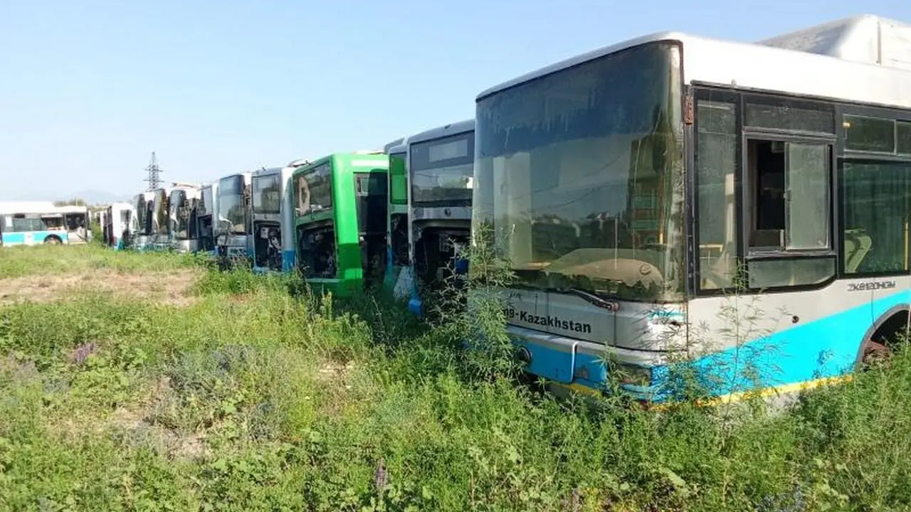 Старые автобусы продали на металлолом / Фото с сайта e-auction.e-qazyna.kz
