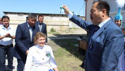 Паралимпийской чемпионке Зульфие Габидуллиной подарили квартиру в Таразе