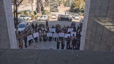 В Кыргызстане у здания ЦИК прошла акция протеста против переноса срока парламентских выборов
