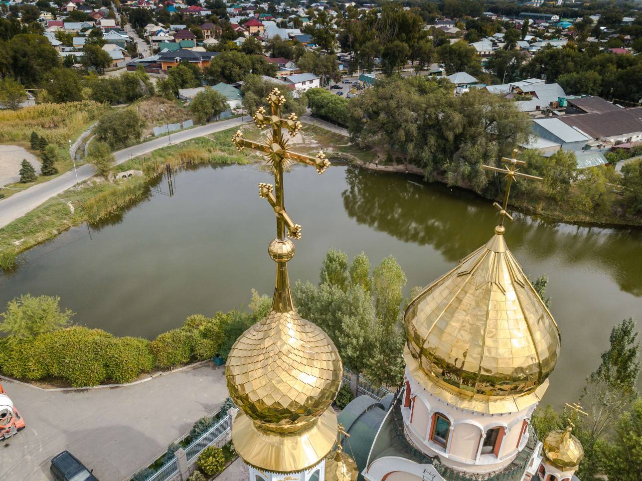 Снимок храма на озере Карасу с дрона