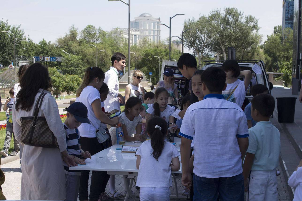 Родители помогали детям строить города