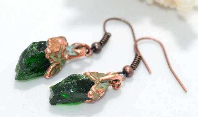 Табиғи тастардан жасалған әшекейлер қадым заманнан бері бағалы саналады